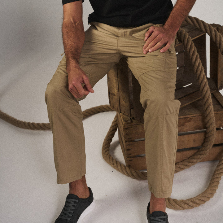 Mann trägt bequeme Herren Stretch-Cargohose in Dunkelgrau, zeigt lockeren Schnitt & Bewegungsfreiheit.