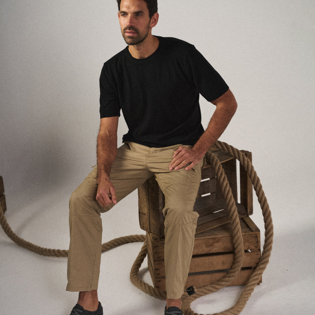 Vielseitige Herren Cargo-Stretchhose in Dunkelgrau mit funktionalen Taschen für Reisen & Outdoor-Aktivitäten.