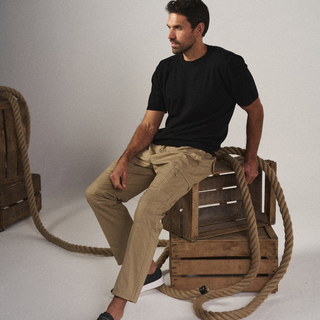 Khaki Herren Komforthose mit Vier-Wege-Stretch und Cargotaschen, perfekt als Freizeithose & Outdoorhose.