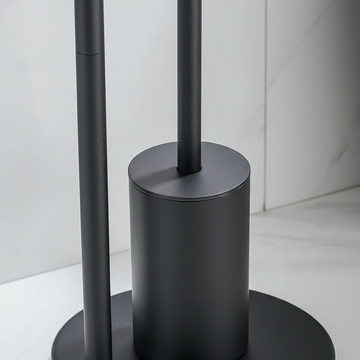 Platzsparender silberner Toilettenpapierhalter mit WC-Bürste, freistehend für ein hygienisches Badezimmer.