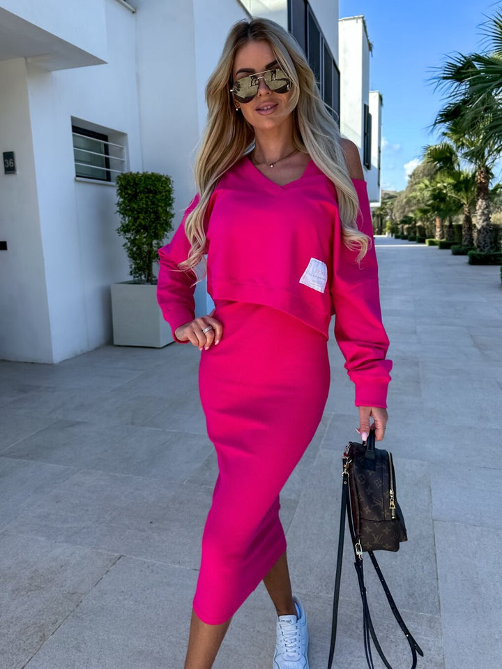 Zweiteiliges Damen Kleid-Set: bequemes Sweatshirt und fließendes Midikleid im stilvollen Lagenlook.