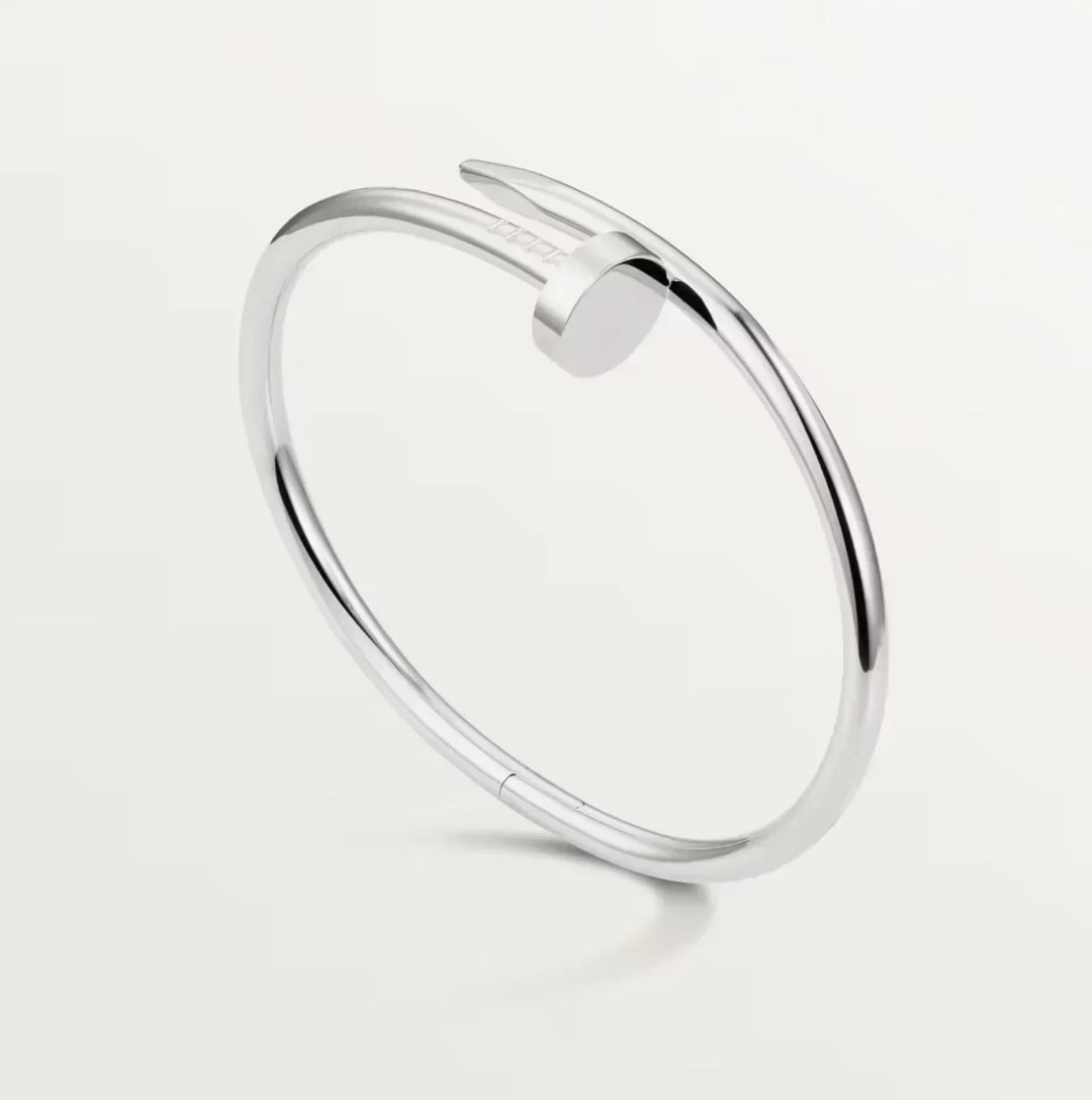 Unisex Silber Armreif mit Nagel Design, poliertes Armband im minimalistischen, industriellen Stil.