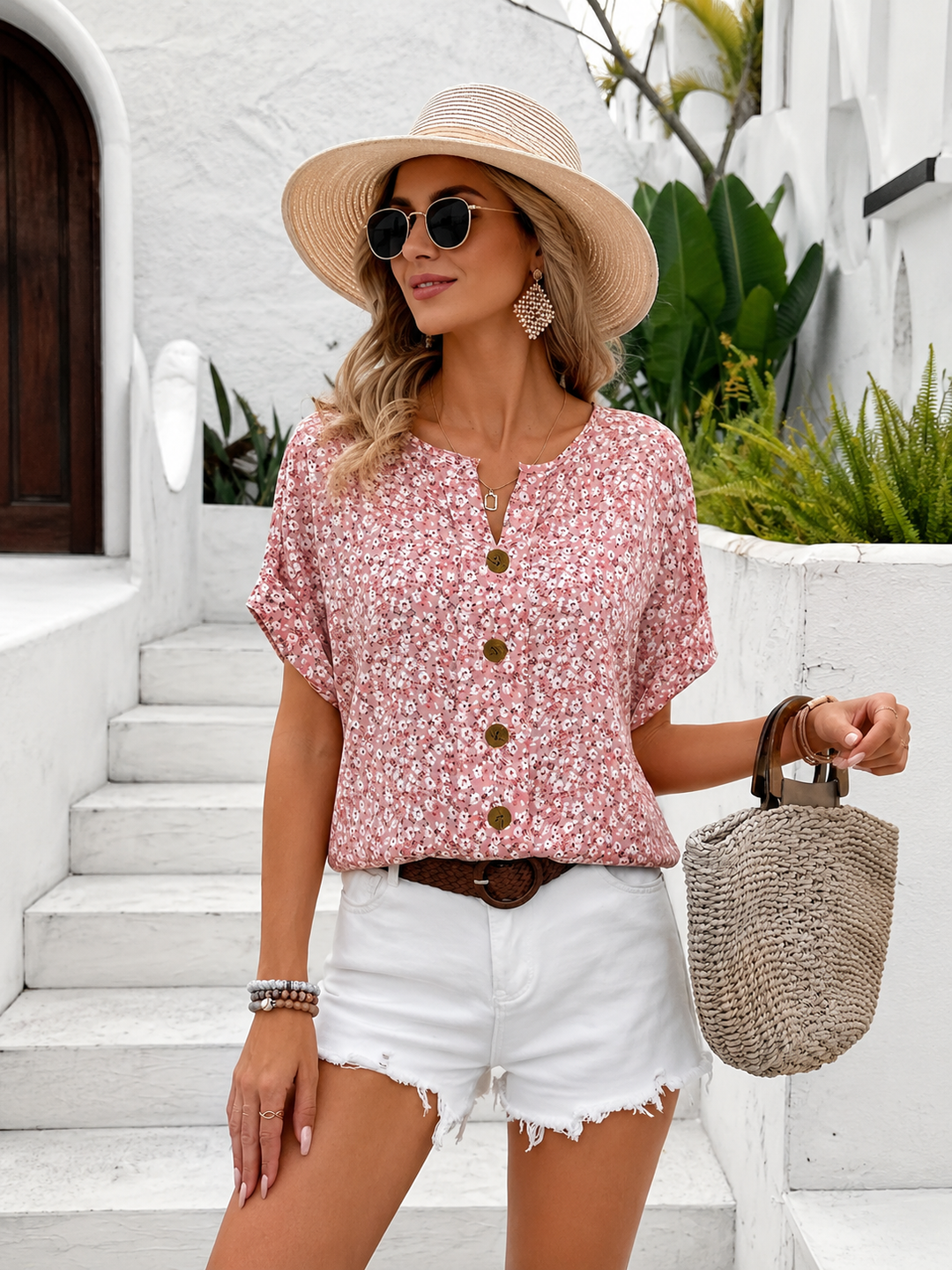 Elegante Damenbluse mit buntem Blumenmuster und kurzen Puffärmeln. Perfekt für Sommer, Frühling und Freizeitmode.