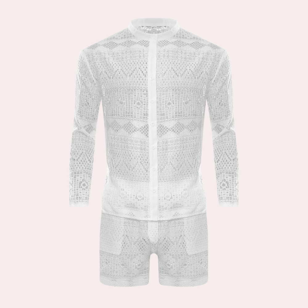 Modell zeigt komfortables Herren Sommershirt-Set mit Kurzarm. Lässig-elegantes Outfit für Sommer, Strand & Urlaub.