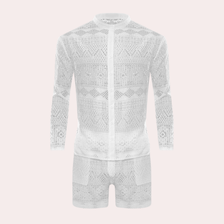 Modell zeigt komfortables Herren Sommershirt-Set mit Kurzarm. Lässig-elegantes Outfit für Sommer, Strand & Urlaub.