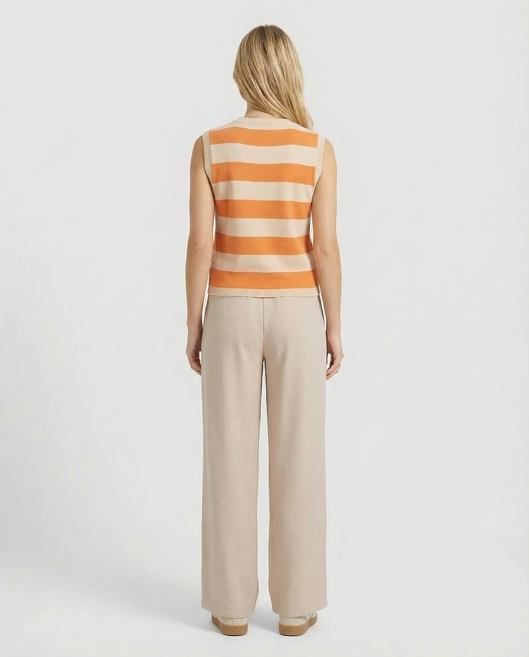 Moderne High Waist Damenhose mit weitem Bein und Maxi-Länge, perfekt für einen eleganten Business- oder Freizeit-Look.