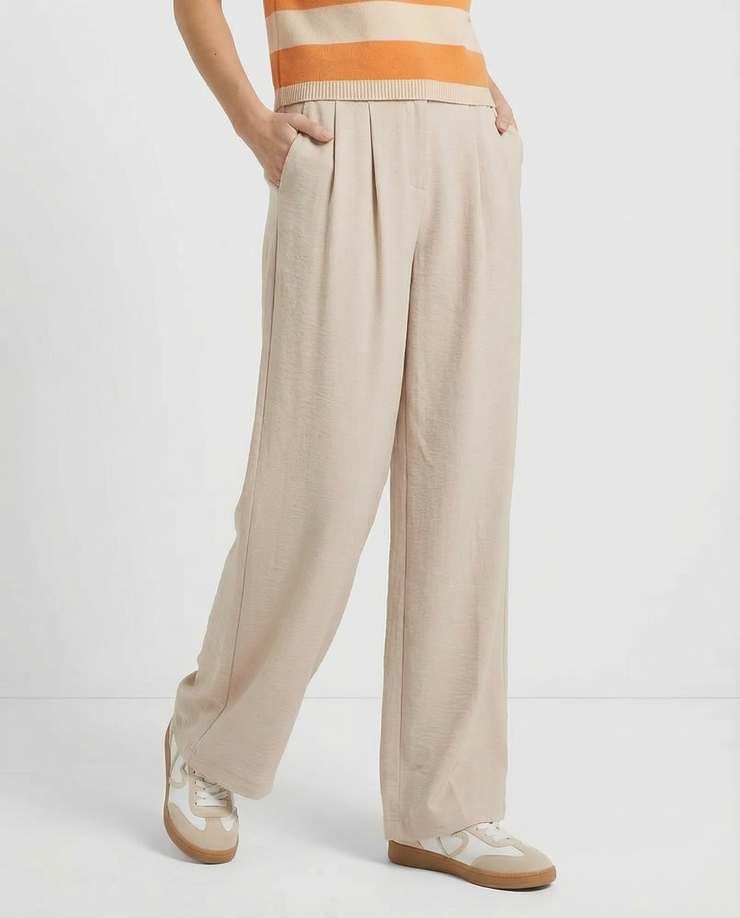 Elegante, weite Damenhose mit High Waist Bund und Seitentaschen; ideal für Business & Freizeit; maximaler Komfort.
