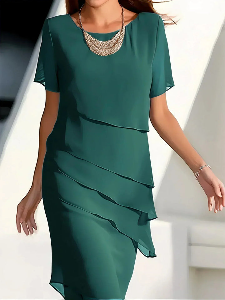 Leichtes knielanges Damenkleid, luftig und bequem, ideal für warme Sommertage.