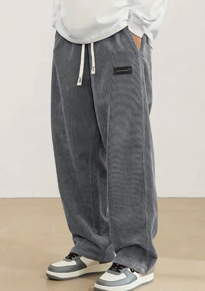 Herren-Freizeithose mit elastischem Bund, Kordelzug und praktischen Seitentaschen; lockere Passform.