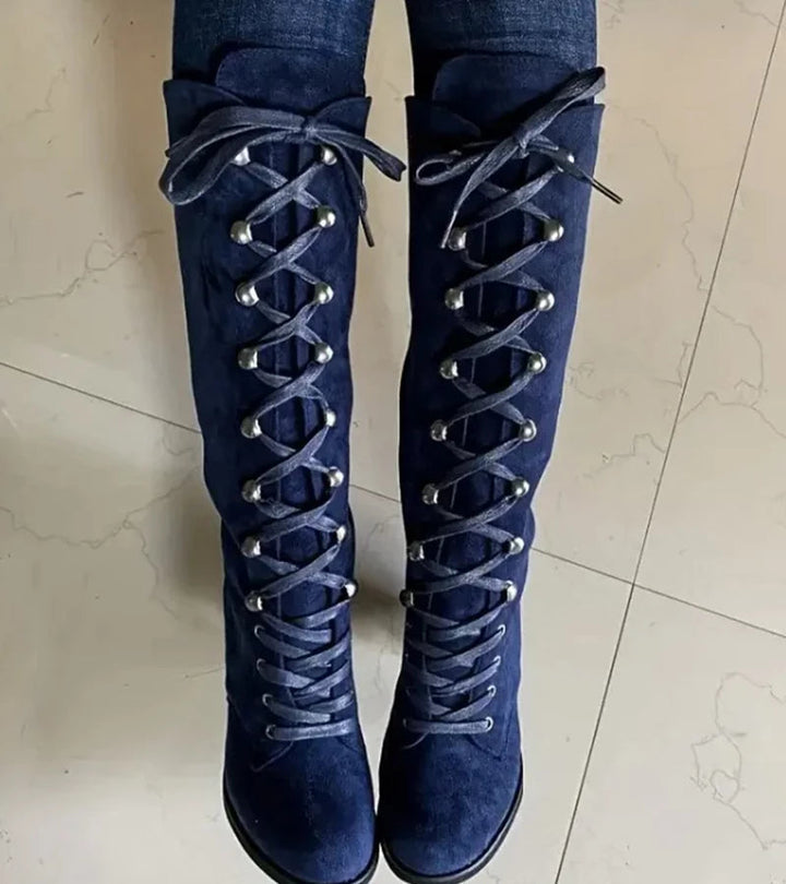 Modische Damen Schnürstiefel mit elegantem Absatz, klassisches Design. Bequeme Stiefeletten für stilvolle Outfits.
