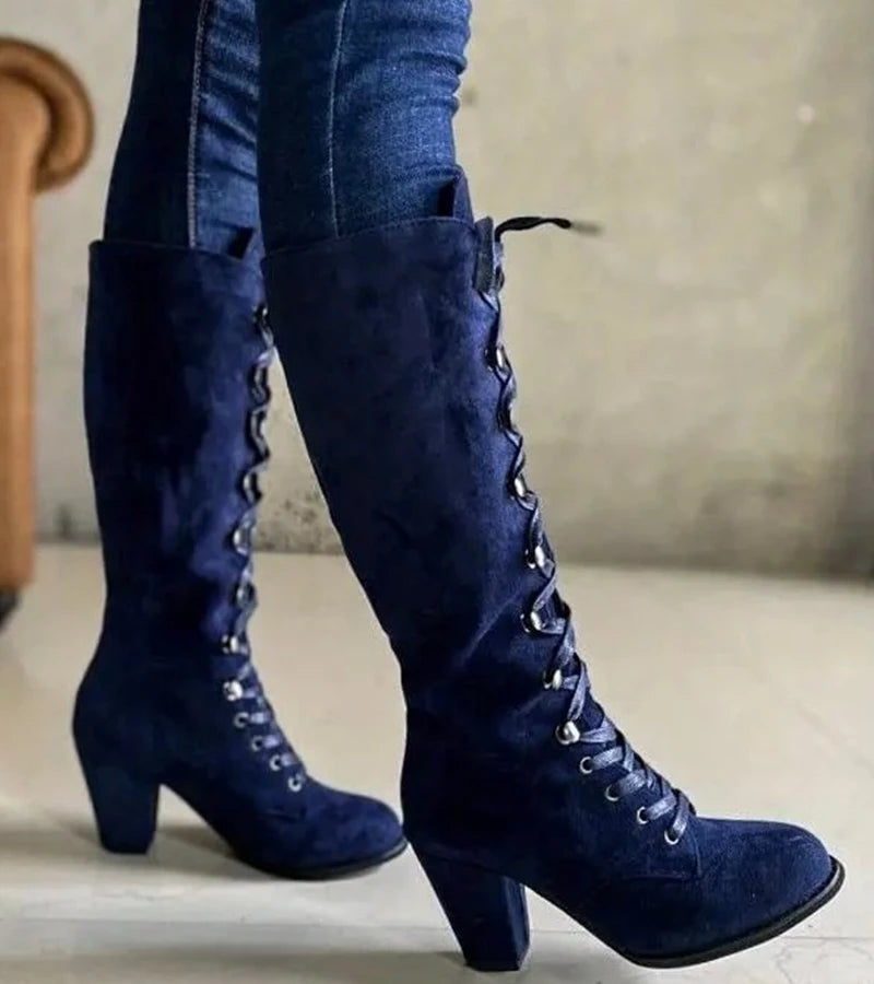 Nahaufnahme der hochwertigen Schnürung & des Materials der eleganten Damen Schnürstiefeletten mit Absatz.