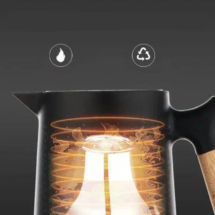 Robuste 750ml Thermosflasche aus Edelstahl, perfekt für heiße oder kalte Getränke unterwegs.