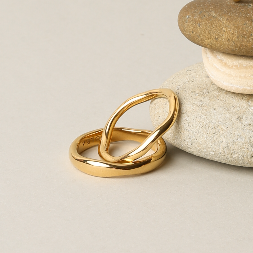 Schmuck Set: Wasserfeste Damenringe in Gold und Silber, stapelbar, aus hypoallergenem Edelstahl.
