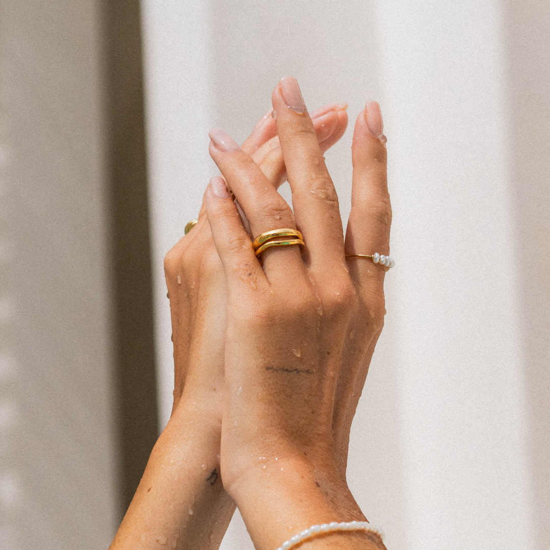 Geschenkidee: Damen Gold-Silber Ring Set, wasserfest, hypoallergen & stapelbar.