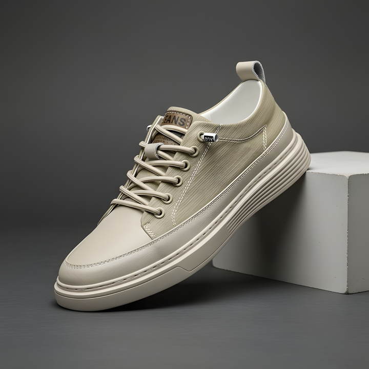 Stilvolle blaue und weiße Herren-Sneaker. Bequeme, gepolsterte Freizeitschuhe mit rutschfester Sohle.