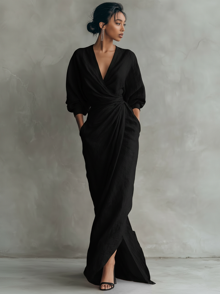 Fließendes braunes Damen Wickel Maxikleid mit femininem V-Ausschnitt, perfekt für elegante Anlässe.