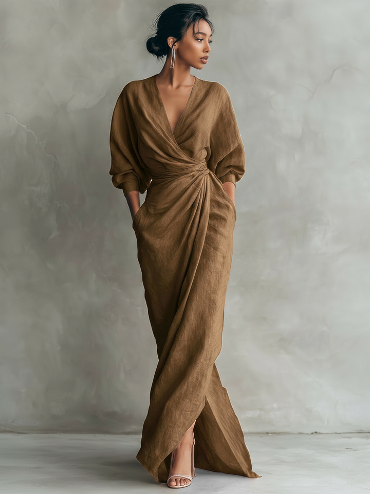 Minimalistisches schwarzes Wickelkleid für Damen, vielseitig als elegantes Alltagskleid oder Urlaubskleid.