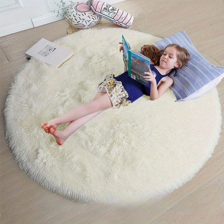 Dekoration: Runder Flausch-Teppich als weicher Blickfang im Wohnzimmer. Modern & einladend.