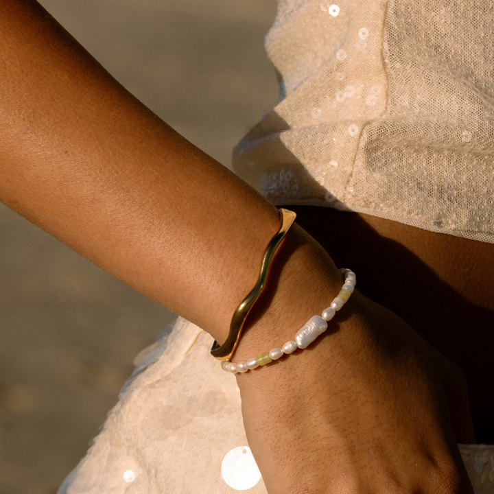 Goldener Edelstahl-Armreif für Damen mit Wellen-Muster, wasserfest & stilvoll.