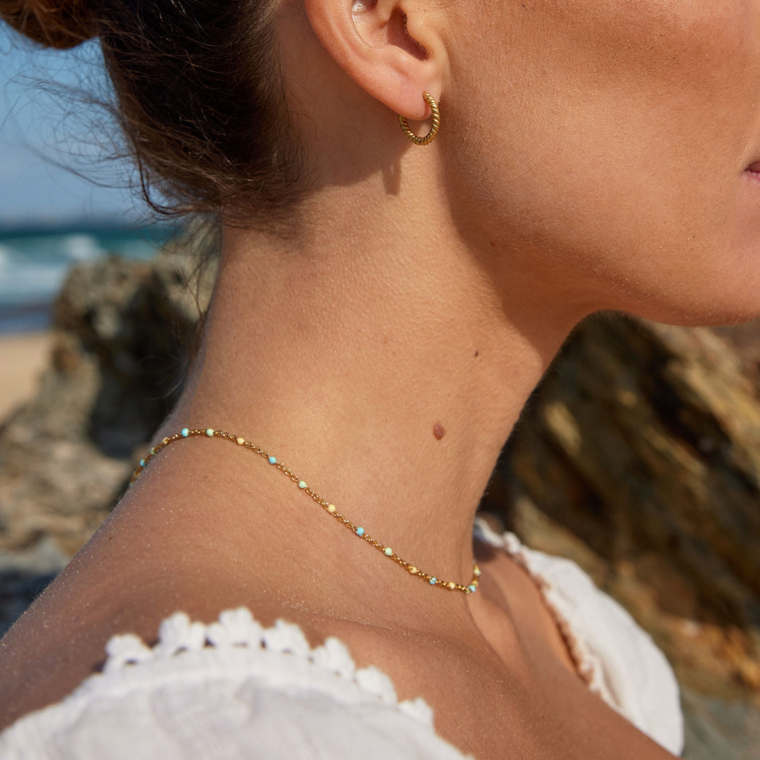 Hypoallergene, wasserfeste silberne Edelstahl-Creolen für Damen, modernes gedrehtes Design.