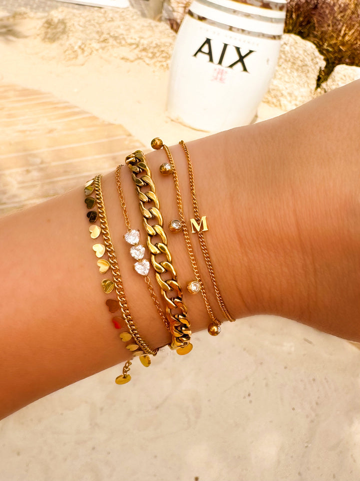 Verstellbares goldfarbenes Initialarmband, ideal für den Alltag. Personalisierter Buchstabenschmuck für Damen.