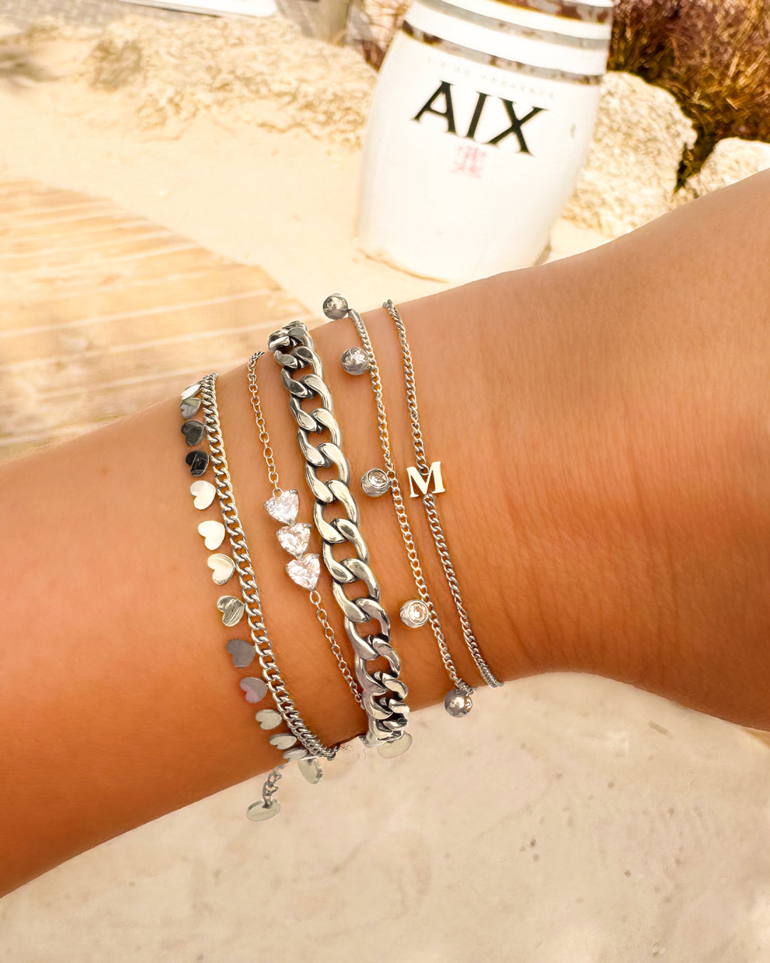 Elegantes goldfarbenes Initialarmband für Damen. Zeitloser persönlicher Schmuck mit Anfangsbuchstabe.
