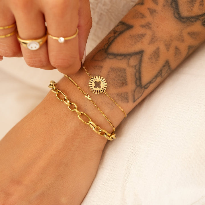 Goldfarbenes Damen-Buchstabenarmband in stilvoller Geschenkbox. Persönliche Geschenkidee.