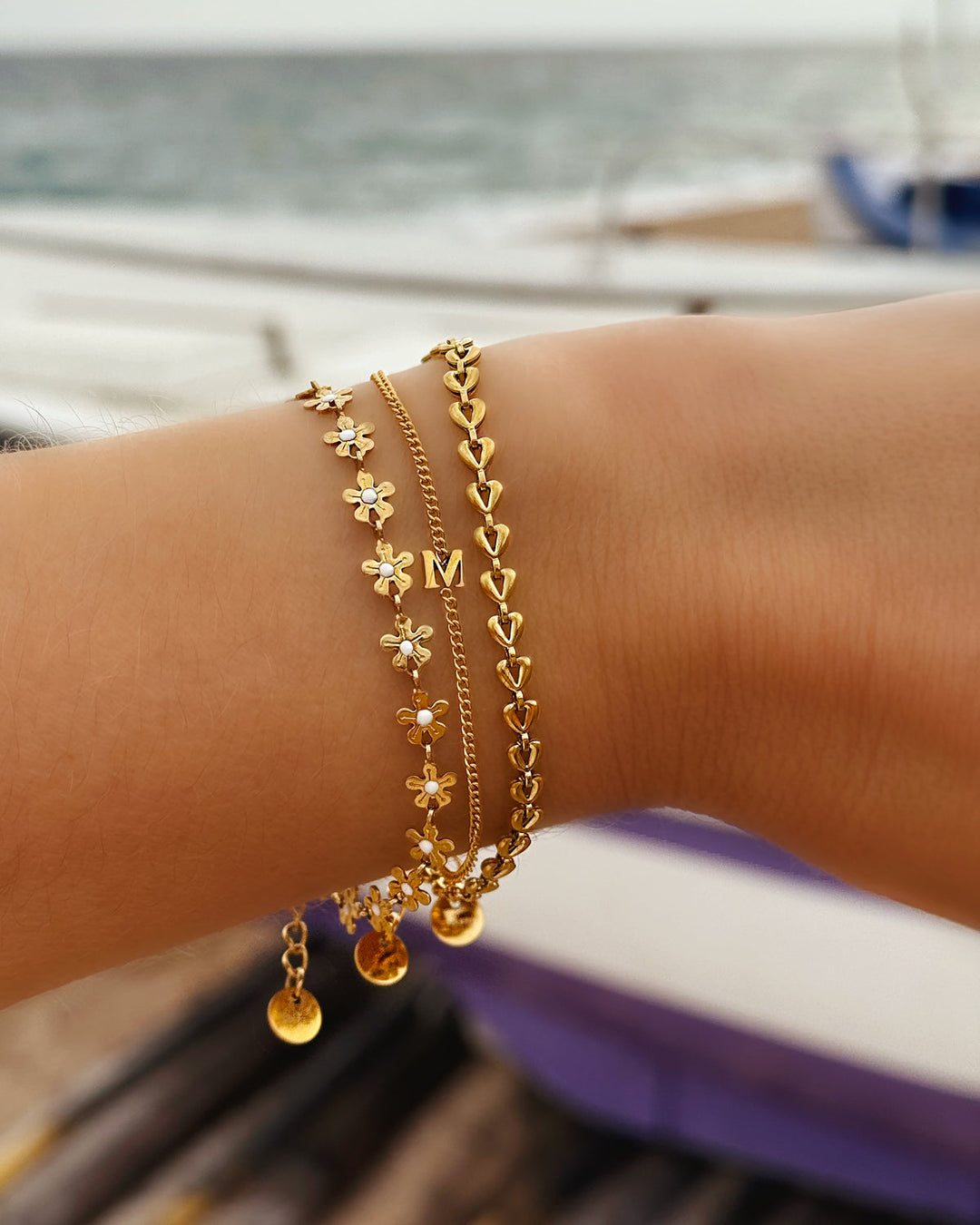Minimalistisches goldfarbenes Initialarmband für Frauen. Personalisierbares Edelstahlarmband.