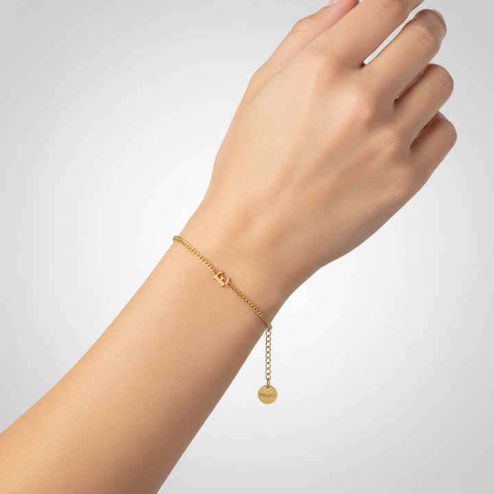Hochwertiges goldfarbenes Initialarmband, detailgetreuer Buchstabe. Schicker Damenschmuck aus Edelstahl.