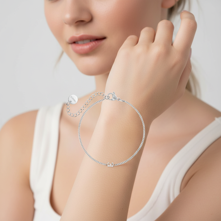 Goldfarbenes Initialarmband für Damen, passend zu jedem Outfit. Persönliches Goldarmband.