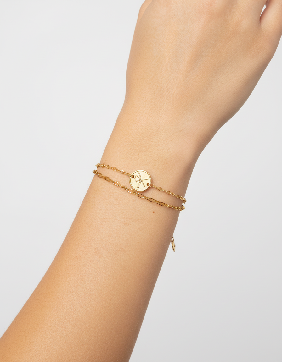 Personalisiertes Initialarmband für Damen, goldfarben. Verstellbares Armband mit Wunschbuchstabe als Geschenk.