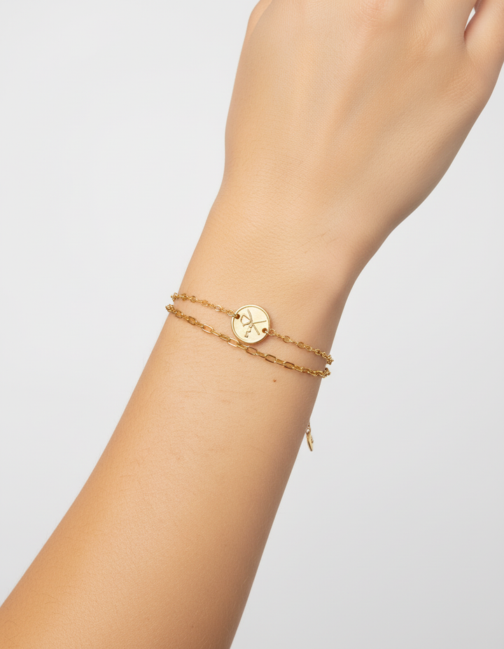 Personalisiertes Initialarmband für Damen, goldfarben. Verstellbares Armband mit Wunschbuchstabe als Geschenk.