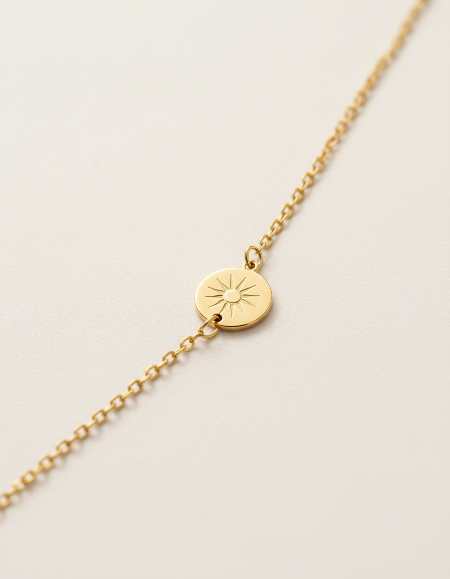 Nahaufnahme: Goldfarbenes Damen-Initialarmband mit detailliertem Anfangsbuchstaben. Perfekter Alltagsschmuck.