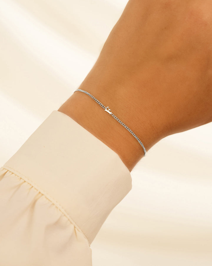 Initialarmband Gold für Damen. Verstellbares Edelstahlarmband mit einem von A-Z wählbaren Buchstaben.
