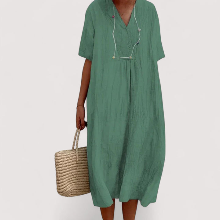 Bequemes, gemustertes Damenkleid. Fließendes Design als Freizeit- & Alltags-Sommerkleid für Damenmode.
