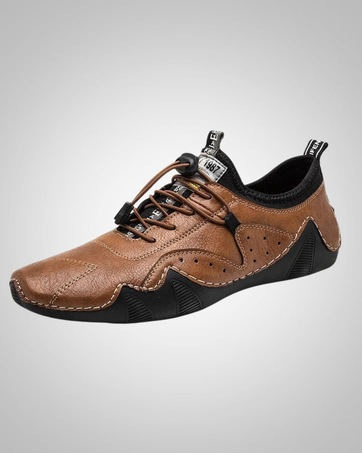 Schwarze orthopädische Herrenschuhe, perforiertes Design. Schnürschuhe für Komfort im Alltag & Freizeit.