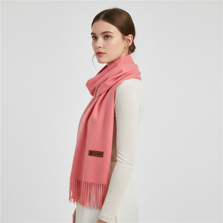 Frau trägt weichen, großformatigen Kaschmir Winterschal. Kuschelig warm & elegant im Winter.