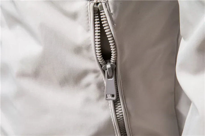 Komfortable Herrenjacke, wasserdicht und funktional für Outdoor-Aktivitäten und Alltag.