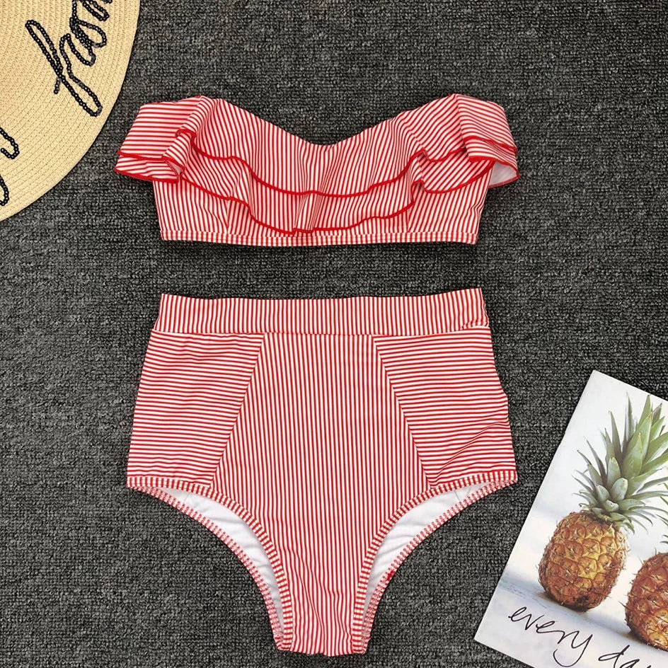 Komplettes Damen Bikini Set: High Waist Unterteil, gestreiftes Bandeau-Oberteil mit Push-Up und Rüschen.