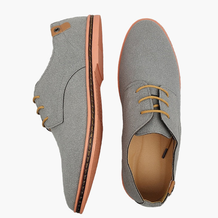Detailansicht der Schnürung von klassischen Herren Oxford Businessschuhen aus Leder.