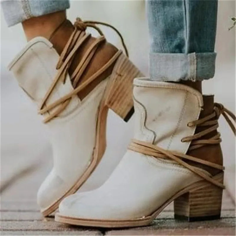 Braune Damen Vintage Westernstiefel mit klobigem Absatz. Modische Ankle Boots, ideal als Herbststiefel.