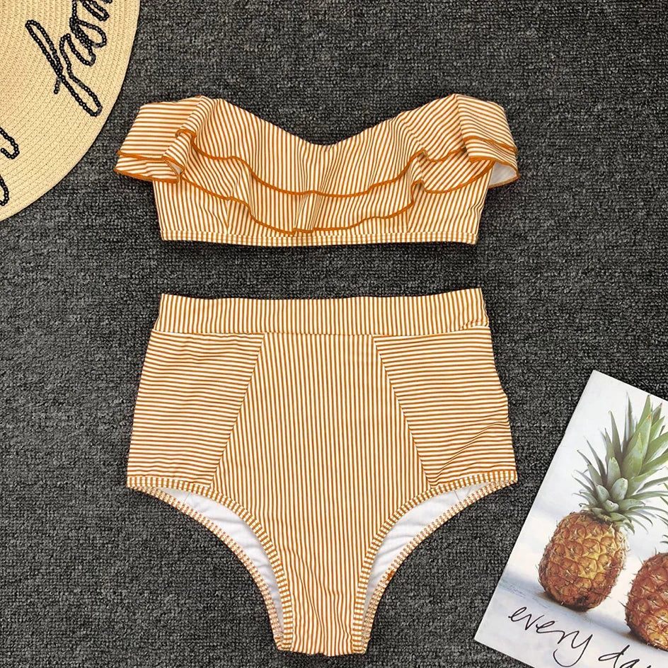 Elegantes Damen High Waist Bandeau Bikini Set. Gestreifte Schwimmbekleidung mit Rüschen & Push-Up Effekt.