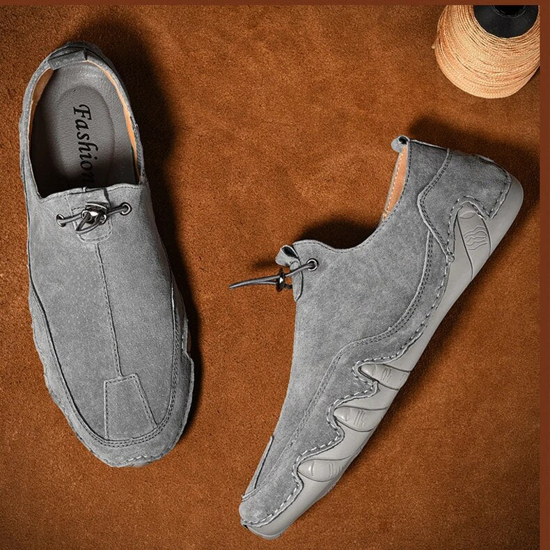 Klassische schwarze Herren Loafer, bequeme Slip-On Schuhe für stilvollen Tragekomfort im Sommer.