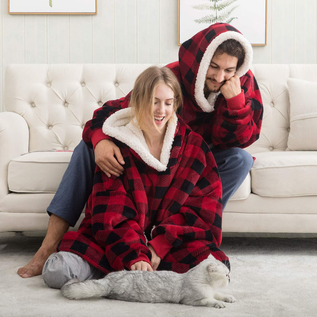 Oversize Kuschelhoodie Decke mit Kapuze und Taschen, perfekt für Entspannung auf der Couch.