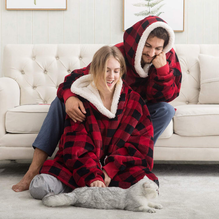 Oversize Kuschelhoodie Decke mit Kapuze und Taschen, perfekt für Entspannung auf der Couch.