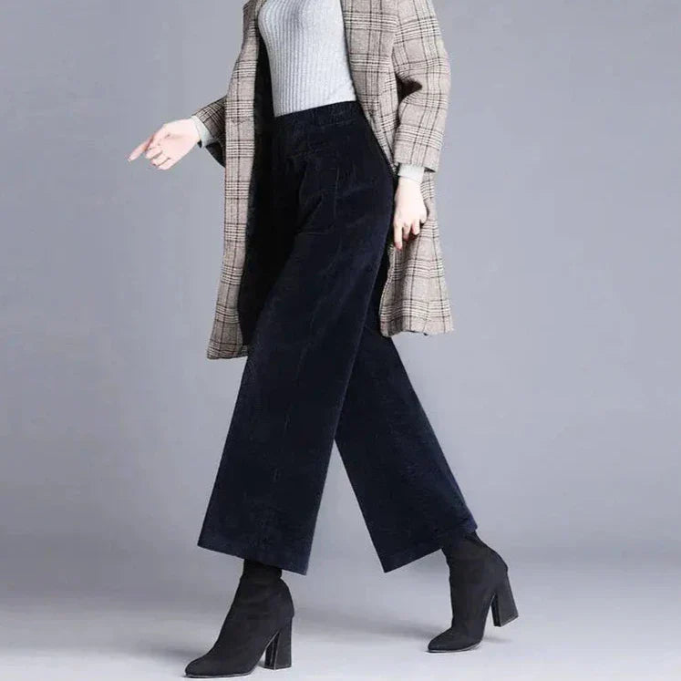 Damen Cord Schlaghose im Retro-Design, braun. Hoher Bund für bequemen Freizeit-Look. Stilvoll.