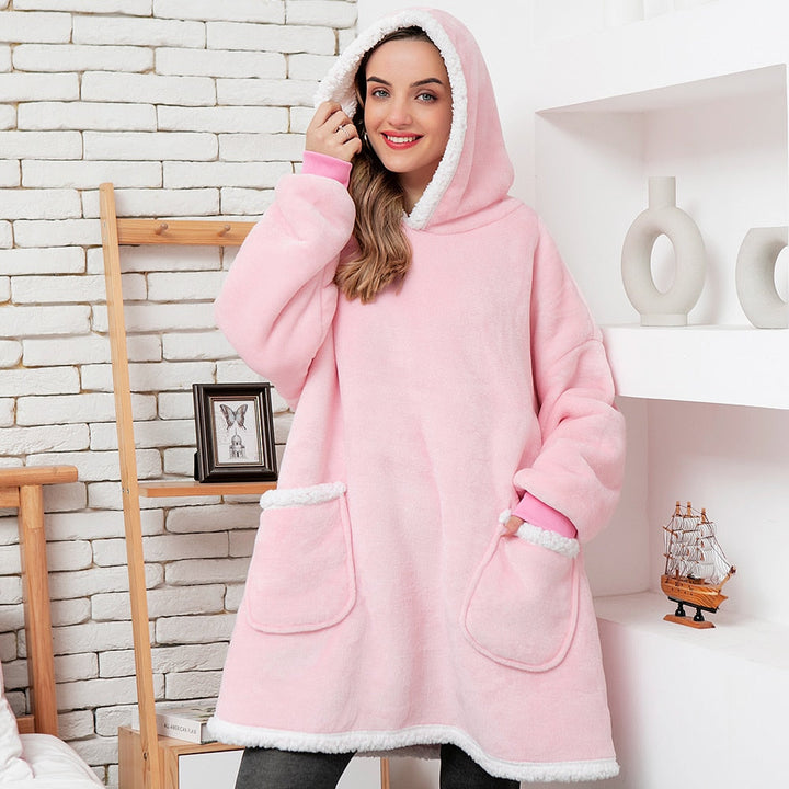 Weicher Kuschelhoodie mit Deckenfunktion, ideal als Geschenk für alle Altersgruppen.