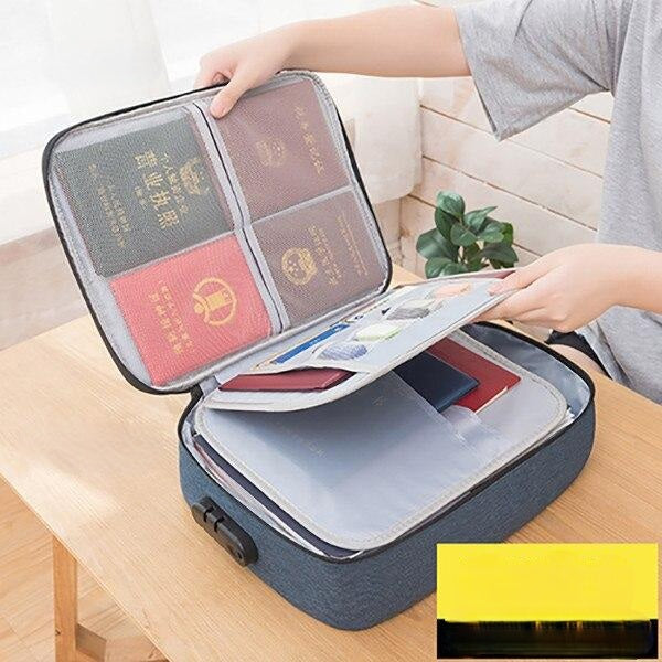 Innenansicht: Verriegelbare Dokumentenbox mit Netztaschen & Fächern für Papiere, USBs & Speicherkarten.