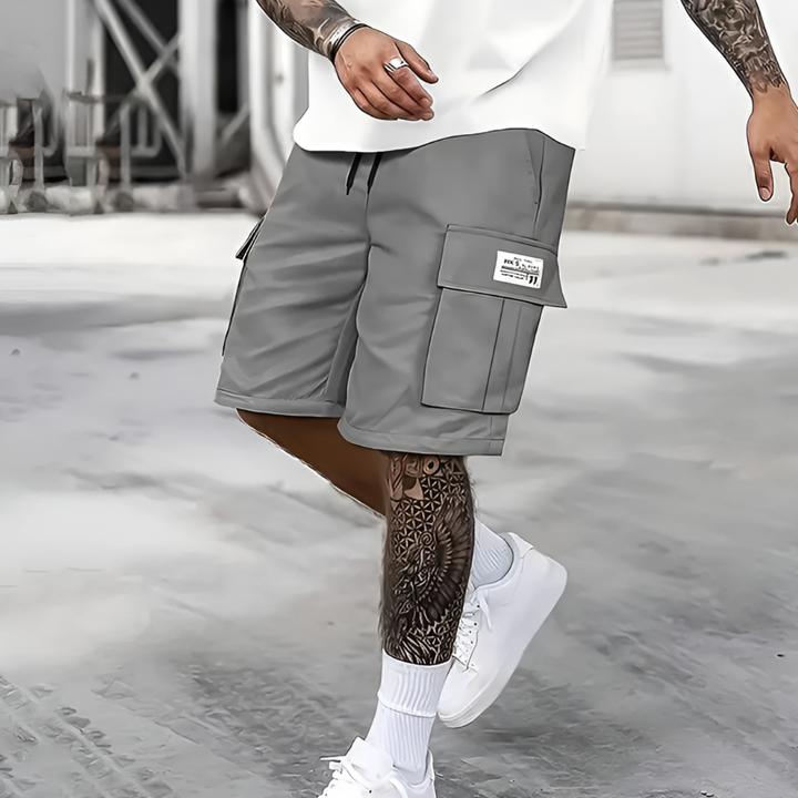 Robuste Herren Cargo Shorts für Sommer & Reise. Lockere Passform, viele Taschen. Ideal für Streetwear & Outdoor-Aktivitäten.