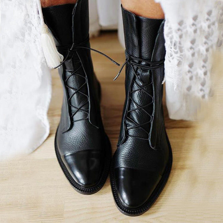 Schwarze orthopädische Damen Schnürstiefel, knöchelhoch, bieten Komfort und Stil für den Alltag.